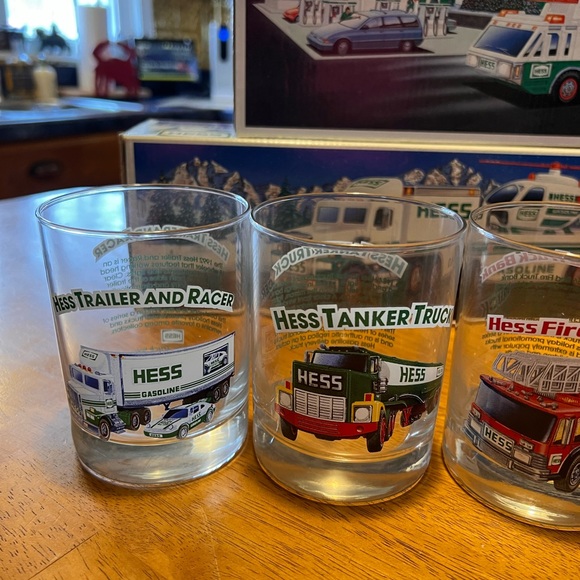 4 MIB 1990s Hess Trucks Bundle plus Set of 1996 Hess Truck Glasses, Mint - Picture 5 of 15